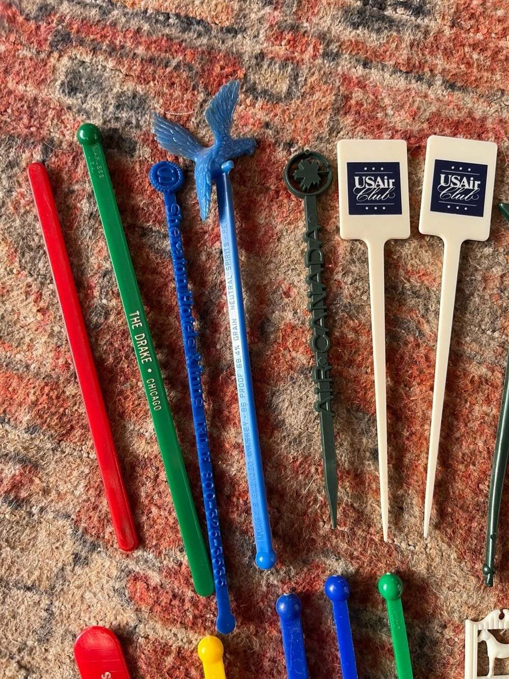 Vintage Lot of 29 Plastic Swizzle Sticks & Drink Stirrers - Airlines, Hotels, Re - Picture 4 of 7